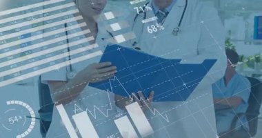 Doktorlar mavi klasörü açıp, tıbbi verileri analiz ediyorlar. Dairesel çizelge, çubuklar ve dünya haritasını çıkarıyorlar. Klinik, analitik, görselleştirme, kurumsal, yenilikçi, disiplinler arası, dijital