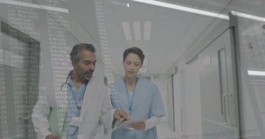 Doktor hemşire tableti ekranını gösteriyor. Dijital kaplamalarla hasta bakımı veri incelemesi başlatılıyor. Tıbbi, teknoloji, sağlık, yenilik, işbirliği, dijital, profesyonel