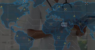 Kadın doktor tıbbî ofiste tıkırdatma ve tablet yürütme, animasyon küresel ağ haritası oluşturma. Sağlık, teknoloji, yenilik, veri, bağlantı, dijital, bilimsel