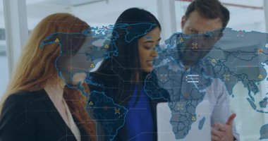 Tablet ekranına doğru hareket eden üç profesyonel ofiste animasyon analitik örtüşmeler gösteriyor. İşbirliği, takım çalışması, dijital, analitik, küresel, veri görselleştirme, iş