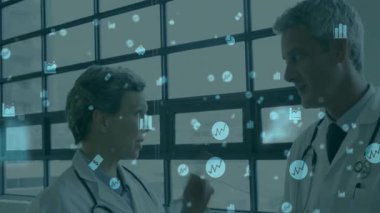 Kadın doktor el kaldırıyor ve verileri açıklarken erkek doktor yüzen veri simgeleriyle başını sallıyor. Tıbbi, profesyonel, işbirlikçi, gelecekçi, analitik, kurumsal, yüksek teknoloji