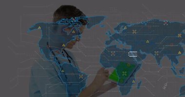 Küresel haritada yerleşen sağlık veri simgelerini gösteren tıbbi uzman yetiştirme ve araklama tabletleri. Teknoloji, analitik, iletişim, yenilik, sağlık, dijital, kurumsal