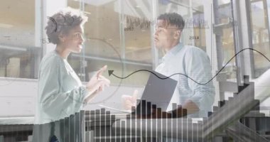 Korkuluk başında el kol hareketi yapan bir kadın, dalgalı çizgiler, animasyon işleri, dizüstü bilgisayarı eğen bir adam. İşbirliği, takım çalışması, iletişim, yenilik, veri analizi, gökdelen, modern