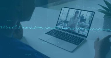 Hoparlör dizüstü bilgisayarda konuşuyor. İzleyiciler teknik çağrı yazarken dalga şeklinde titreşime neden oluyor. İşbirliği, iletişim, uzaktan kumanda, teknoloji, dijital, profesyonellik, modern