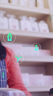 Kafede ödeme terminali olan bir kadın hakkında ikonlar ve veri işleme animasyonu. Küresel iş, finans, bilgisayar ve veri işleme kavramı dijital olarak oluşturulmuş video.