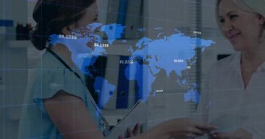 Revir hemşiresi veri incelemesi için hastaya tablet veriyor, hemşire de sanal haritayı tercüme ediyor. Sağlık, teletıp, fütüristik, tanı, dijital, profesyonel, analiz