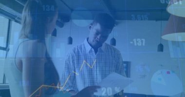 Kadın raporunu işaret ediyor ve adam sayfaları animasyon çizelgeleri gibi çeviriyor veri ölçümlerini inceliyor. İş, analitik, şirket, takım çalışması, yenilik, modern, veri