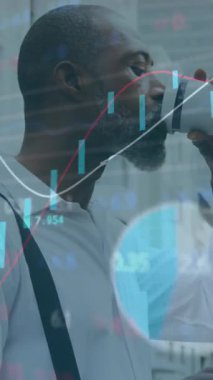 Grafik animasyonu, ticaret kurulu, Afrika kökenli Amerikalı bir adam cep telefonuyla kayıyor ve kahve içiyor. Dijital bileşik, çoklu pozlama, rapor, iş dünyası, borsa, içecek ve teknoloji.