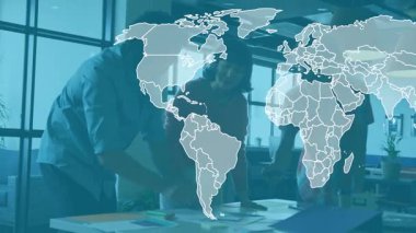 Meslektaşlar yapışkan notlar düzenliyor, harita örtüşüyor ve iş planlamasında işbirliği yapıyorlar. İşbirliği, beyin fırtınası, strateji, takım çalışması, yenilik, yaratıcı, iş