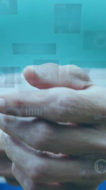 Sporcu kadının akıllı kadını kontrol etmesi üzerine veri işleme animasyonu. Küresel spor ve dijital arayüz kavramı dijital olarak oluşturulmuş video.