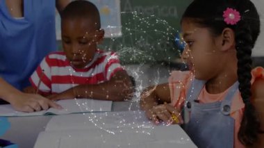 Öğretmen masaya eğiliyor ve öğrencilere coğrafya notları yazma konusunda rehberlik ediyor. Eğitim, öğrenim, sınıf, öğretim, akademik, öğretici, pedagoji