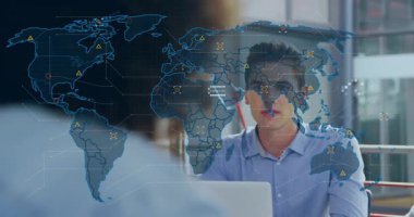 İş arkadaşları dizüstü bilgisayarda el kol hareketi yaparken harita zayıflıyor, küresel ağı görselleştiriyor. İşbirliği, analitik, bağlantı, takım çalışması, dijital, yenilik, profesyonel