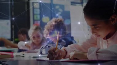 Kız öğrenci ödevi yazıyor ve sınıf arkadaşları yazarken dijital tema için kaplama başlatıyor. İşbirliği, gençlik, yenilik, teknoloji, eğitim, keşif, odaklanma