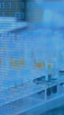 Laboratuvardaki kadın bilim adamının veri işleme animasyonu. Küresel bilim, bilgisayar ve dijital arayüz kavramı dijital olarak oluşturulmuş video.