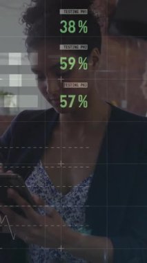 Ofiste gülümseyen tablet kullanan Afrikalı Amerikalı kadının istatistiksel veri işleme animasyonu. Bilgisayar arayüzü ve iş veri teknolojisi kavramı