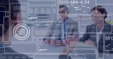 Aday iş görüşmesine giriyor ve cevapları değerlendirirken veri panellerini etkinleştiriyor. Kurumsal, gelecekçi, teknoloji, değerlendirme, profesyonellik, analitik, yenilik