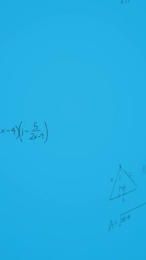 Mavi arkaplan üzerinde matematiksel denklemlerin animasyonu. küresel eğitim, bağlantılar, veri işleme ve teknoloji konsepti dijital olarak oluşturulmuş video.