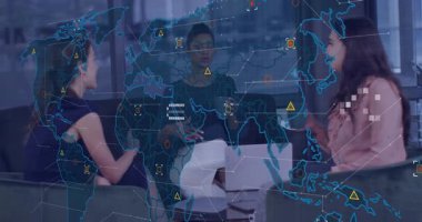 Üç iş adamı oturma odasında oturmuş dünya haritasının verileri kaplamasını tartışıyorlar. İşbirliği, takım çalışması, yenilik, veri görselleştirme, profesyonel, modern, iletişim