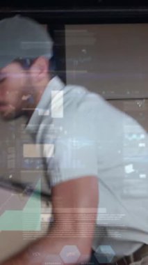 Kutuları arabaya koyan adamın veri işleme animasyonu. küresel sevkiyat, dağıtım ve bağlantılar konsepti dijital olarak oluşturulmuş video.