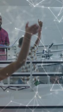 Mutlu Afro-Amerikan erkek öğretmen ve öğrencilerin sınıfta el kaldırması üzerine ağların animasyonu. Bilim, okul, eğitim, çocukluk ve öğrenme, dijital olarak üretilen video.