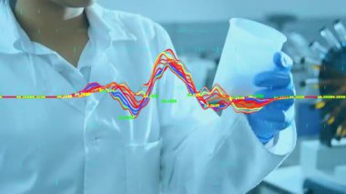 Laboratuvar bilim adamı beher kabına uzanıp turuncu sıvıyı kaldırarak berraklık gösteriyor. Araştırma, yenilik, spektroskopi, görselleştirme, teknoloji, kesinlik, analitik
