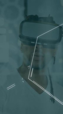 VR kulaklıktaki insan yerine kimyasal formüllerin animasyonu. İş, bilim ve teknoloji konsepti dijital olarak oluşturulmuş video.