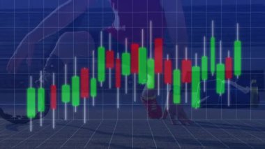 Çekirdek dayanıklılığı için kas çarkını kavrayıp döndüren diz çöken sporcu, finans şeması dalgalanan. Fitness, egzersiz, güç, kararlılık, motivasyon, spor salonu, eğitim