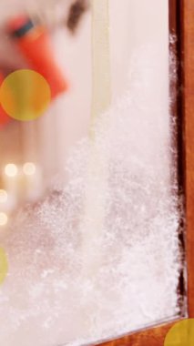 Pencerenin üzerinde hareket eden sarı noktaların animasyonu Noel süslemesiyle birlikte. kış, noel ve gelenek konsepti dijital olarak oluşturulmuş video.
