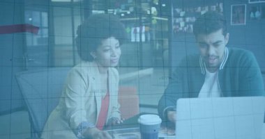 Meslektaşlar tablet açıyor ve kırmızı kaplama grafiğini inceliyor. Sonra performans değerlendirmesi için yükseliyor. İşbirliği, takım çalışması, veri analizi, modern ofis, profesyonel, beyin fırtınası, dijital