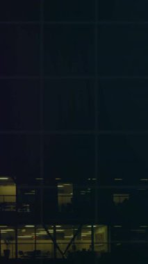 Şehir manzarası üzerinde veri işleme animasyonu. küresel iş, finans ve dijital arayüz kavramı dijital olarak oluşturulmuş video.