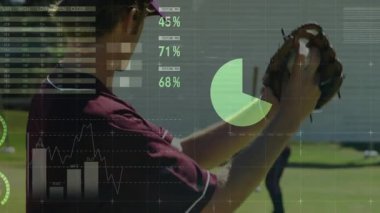 Beyzbol analitiği istatistikleri görselleştirirken, top fırlatıcıdan önce tutucuya bir bakış. Sporcular, takım çalışması, spor giyim, hareket, canlılık, açık hava, rekabetçi