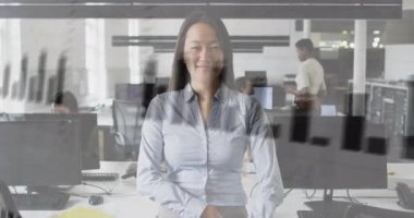 Kollarını kavuşturan orta yaşlı bir kadın vücut üzerinde iş verilerini gösteren animasyon çizelgesi geliştiriyor. Kurumsal, analitik, üretkenlik, teknoloji, modern, profesyonel, takım çalışması