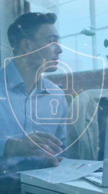 Kalkandaki asma kilidin animasyonu, çeşitli iş arkadaşlarının dizüstü bilgisayardaki raporları tartışırken birbirine bağlı noktalar. Dijital bileşim, koruma, iletişim, takım çalışması, planlama ve teknoloji kavramı.