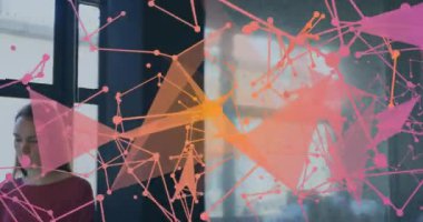 Neon şebekesini kaydırmak, kadını çatı katı masasına oturtmak, dizüstü bilgisayarı yazmak ve teknik verileri analiz etmek. Gelecekçi, yenilikçi, teknoloji, dijital, modern, çalışma alanı, soyut