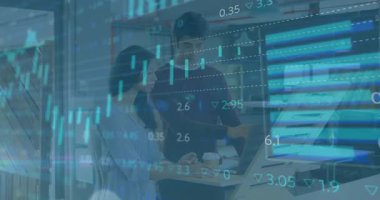 Kahve yerleştiren kadın, erkeğin dizüstü bilgisayarını dinlemesini ve animasyon iş performans çizelgelerini analiz etmesini tetikliyor. İşbirliği, takım çalışması, profesyonellik, modern ofis, veri analizi, iş stratejisi, yenilik