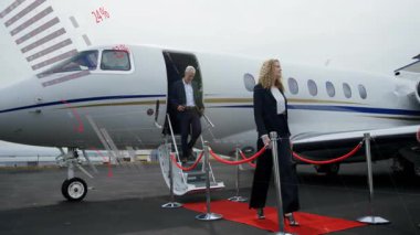 Analitik demo için halının üzerine inen iş ikilisi, asfalt kaplı dijital çizelgeler. Şirket, lüks, modern, teknoloji, profesyonel, başarı, yenilik