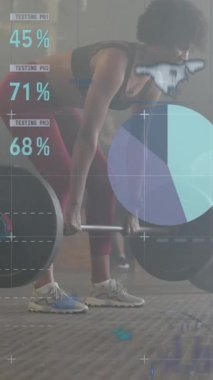 Spor salonunda halter kaldıran farklı erkek ve kadınların arayüz işleme verilerinin animasyonu. Fitness, egzersiz, güç, veri, dijital arayüz ve dijital olarak üretilen video.