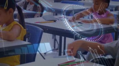 Öğrenciler fotoğraf çekimi sırasında sınıfta yazı ve boyama yapıyor, mavi grafikler ön plana çıkarıyor. Çocuklar, eğitim, sınıf, öğrenme, yaratıcılık, yenilik, takım çalışması