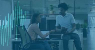 Kadın tableti tıklatıyor ve iş arkadaşı teknoloji tartışmasında dizüstü bilgisayar kullanırken dalga formlarını etkinleştiriyor. İşbirliği, takım çalışması, yenilik, iletişim, modern, dijital, ofis