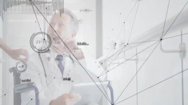 Bekçi tekerlekli sandalyeyi itiyor, doktor koridorda yuvarlanıyor tableti kontrol ediyor ve veri aktarımı yapılıyor. Tıbbi, yardım, geleceksel, sağlık, rehabilitasyon, teknoloji, destek