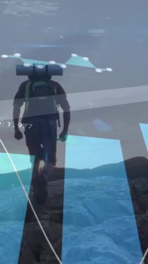 Dağlarda yürüyüş yapan beyaz bir adamın finansal verilerini işleme animasyonu. Küresel seyahat, finans, hesaplama ve dijital arayüz kavramı dijital olarak oluşturulmuş video.