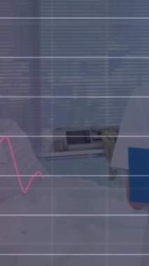 Beyaz kadın doktor üzerinden finansal veri işleme animasyonu. Küresel tıp, işletme, bağlantılar, hesaplama ve veri işleme kavramı dijital olarak oluşturulmuş video.