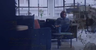 Bilgisayar ekranında kaybolan animasyon dijital örtüden sonra adam teknik çalışma alanında yazmaya başlıyor. İşbirliği, yenilik, modern, üretkenlik, çalışma alanı, teknoloji, odaklanma