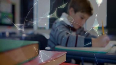 Kamera kayması, çocuğun yazdığını gösteriyor, ağ oluşturma, dönen küresel kaplama öğrenme çizelgesi. Eğitim, çocukluk, yenilik, teknoloji, yaratıcılık, odaklanma, gelişme