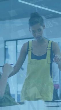 Ofisteki çeşitli iş adamları üzerinde finansal veri işleme animasyonu. Küresel finans, iş, bağlantılar, hesaplama ve veri işleme kavramı dijital olarak oluşturulmuş video.