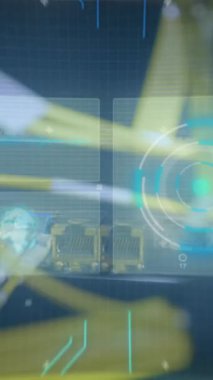 Bilgisayar kabloları üzerinden ekranda küre ve veri işleme animasyonu. bilgisayarlar, ağ, veri işleme, teknoloji ve dijital arayüz kavramı dijital olarak oluşturuldu.