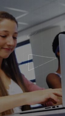 Matematiksel denklemlerin okul çocukları üzerinde dizüstü bilgisayar kullanılarak canlandırılması. küresel eğitim, teknoloji ve bağlantılar konsepti dijital olarak oluşturulmuş video.