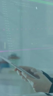 Sayıları değişen grafiklerin animasyonu ve dijital tablet kullanan beyaz kadın üzerindeki harfler. Dijital bileşik, çoklu pozlama, rapor, iş, büyüme ve teknoloji kavramı.