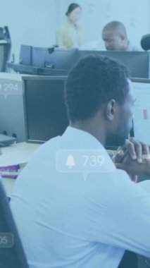 Birden fazla uyarı çubuğu animasyonu, dizüstü bilgisayarında sunuma bakan Afro-Amerikan bir adam. Dijital bileşim, çoklu pozlama, sosyal medya anımsatıcı, ofis ve teknoloji kavramı.