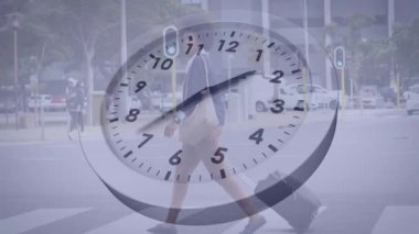 İş kadını saat teknolojisi kullanarak yaya geçidine çıkıyor, bavulu çekiyor, kaldırıma ulaşıyor. Kentsel, transit, transit odaklı, çağdaş, kararlılık, dakiklik, hareketlilik